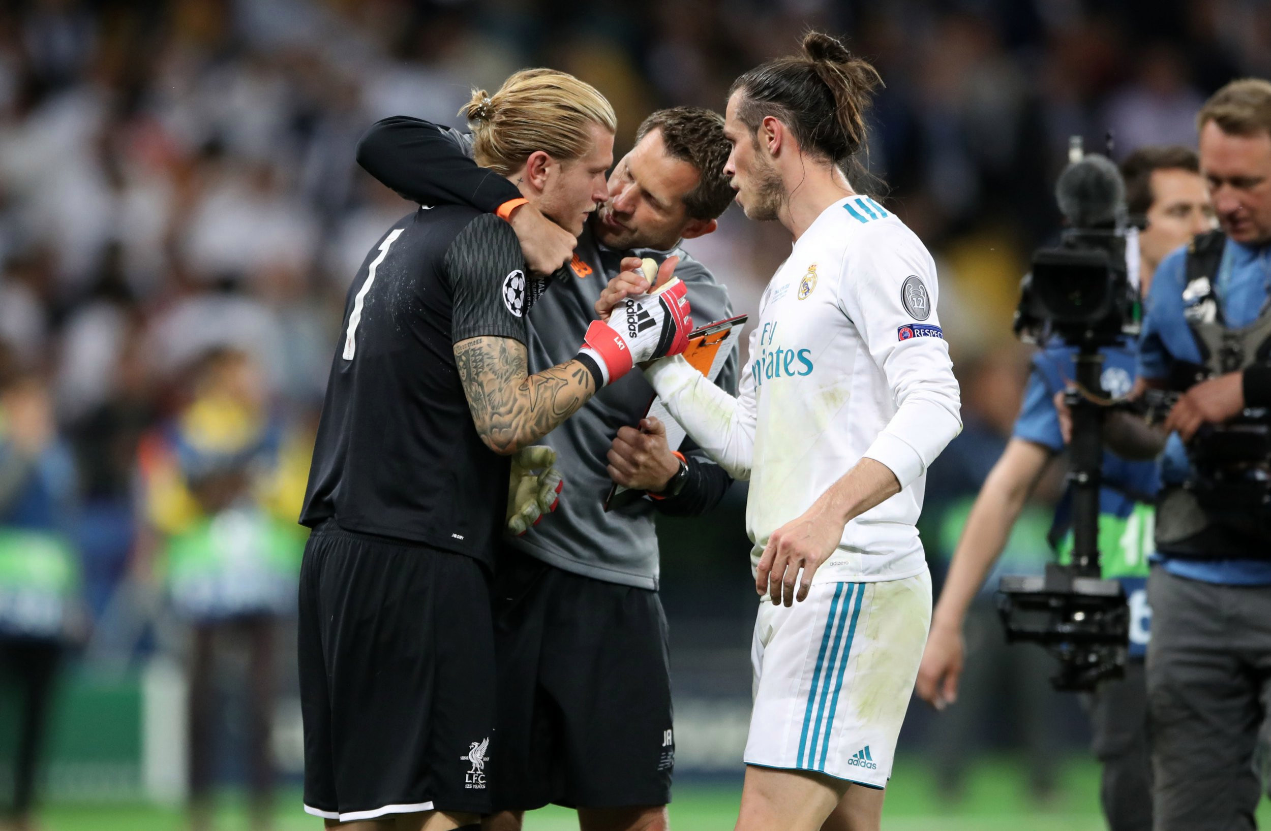 Bale consoles Karius after the 2018 Champions League final