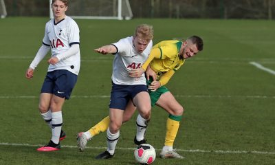 Aaron Skinner (C) stands strong for Tottenham Hotspur U-18. (Tottenham Hotspur official website)