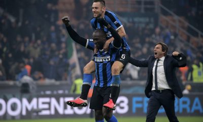 Stefan de Vrij celebrates with Romelu Lukaku and Antonio Conte at Inter Milan.
