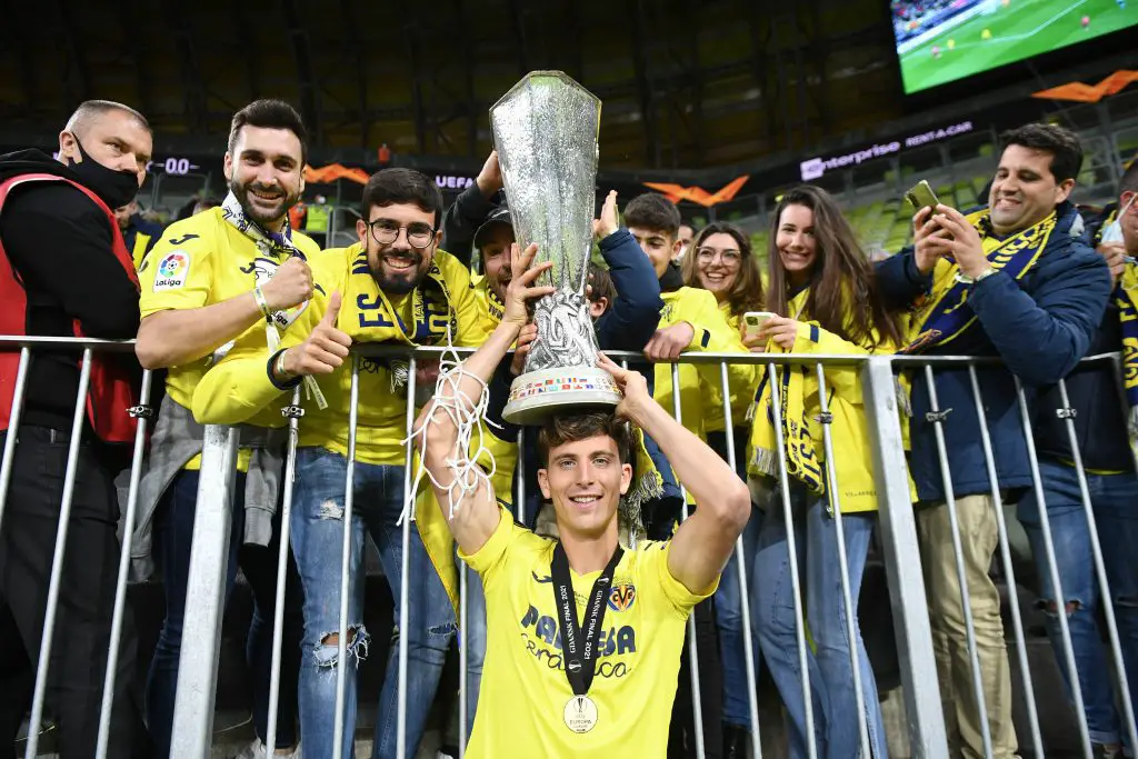 Villarreal v Manchester United, ManU - UEFA Europa League - Final - Gdansk Stadium Villarreal s Pau Torres celebrates with the trophy and fans after the UEFA Europa League final, at Gdansk Stadium, Poland. Picture date: Wednesday May 26, 2021. Use subject to restrictions. Editorial use only, no commercial use without prior consent from rights holder. PUBLICATIONxINxGERxSUIxAUTxONLY Copyright: xRafalxOleksiewiczx 60032056