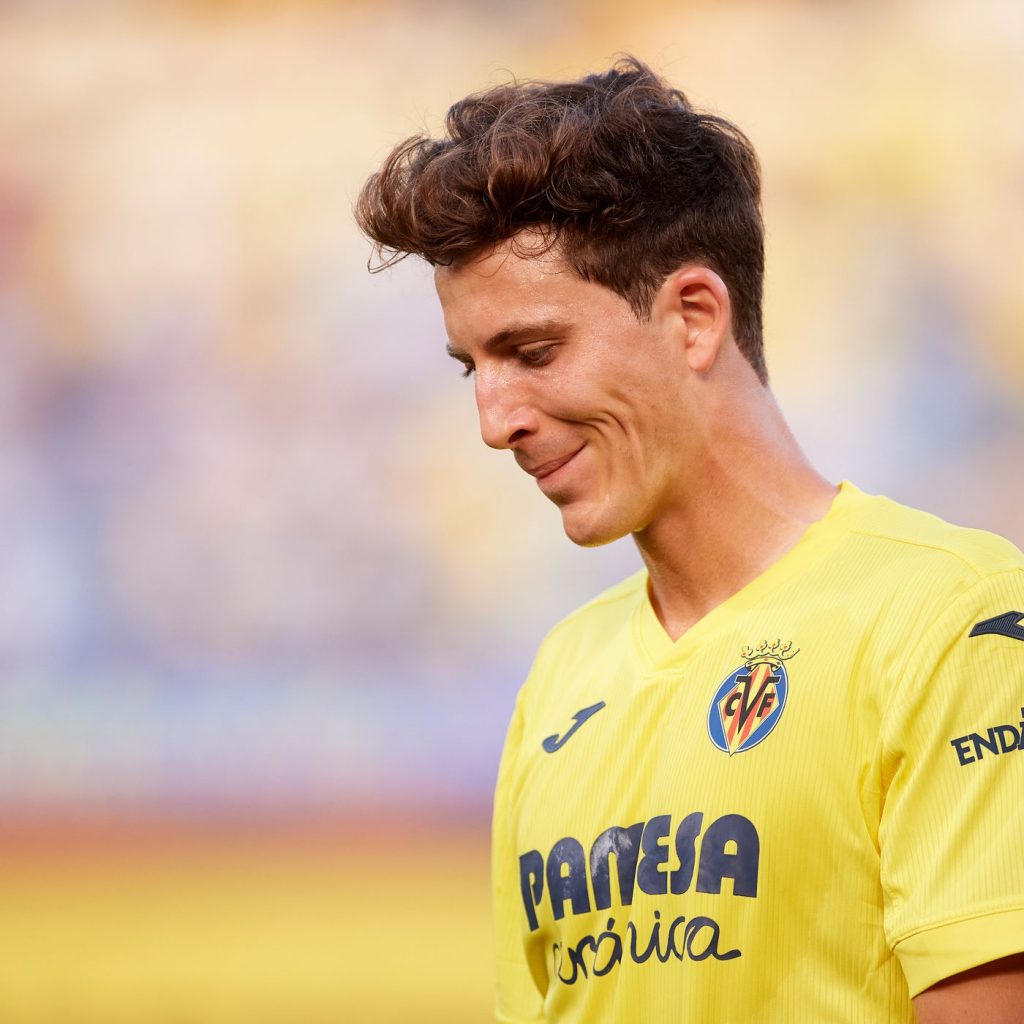 Pau Torres in action for Villarreal.
