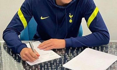 Charlie Sayers while signing his Spurs contract (Credit: Reddit)