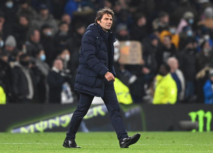 Antonio Conte still thinks Tottenham count as a 'middle team' in comparison to the Premier League's top sides.