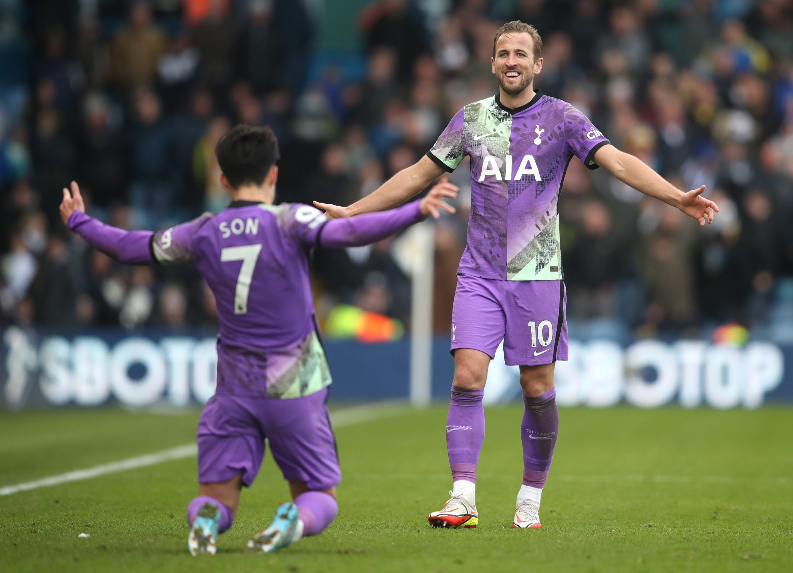 Heung-Min Son celebrates with teammate Harry Kane of Tottenham Hotspur. (Photo by Chris Brunskill/Getty Images)