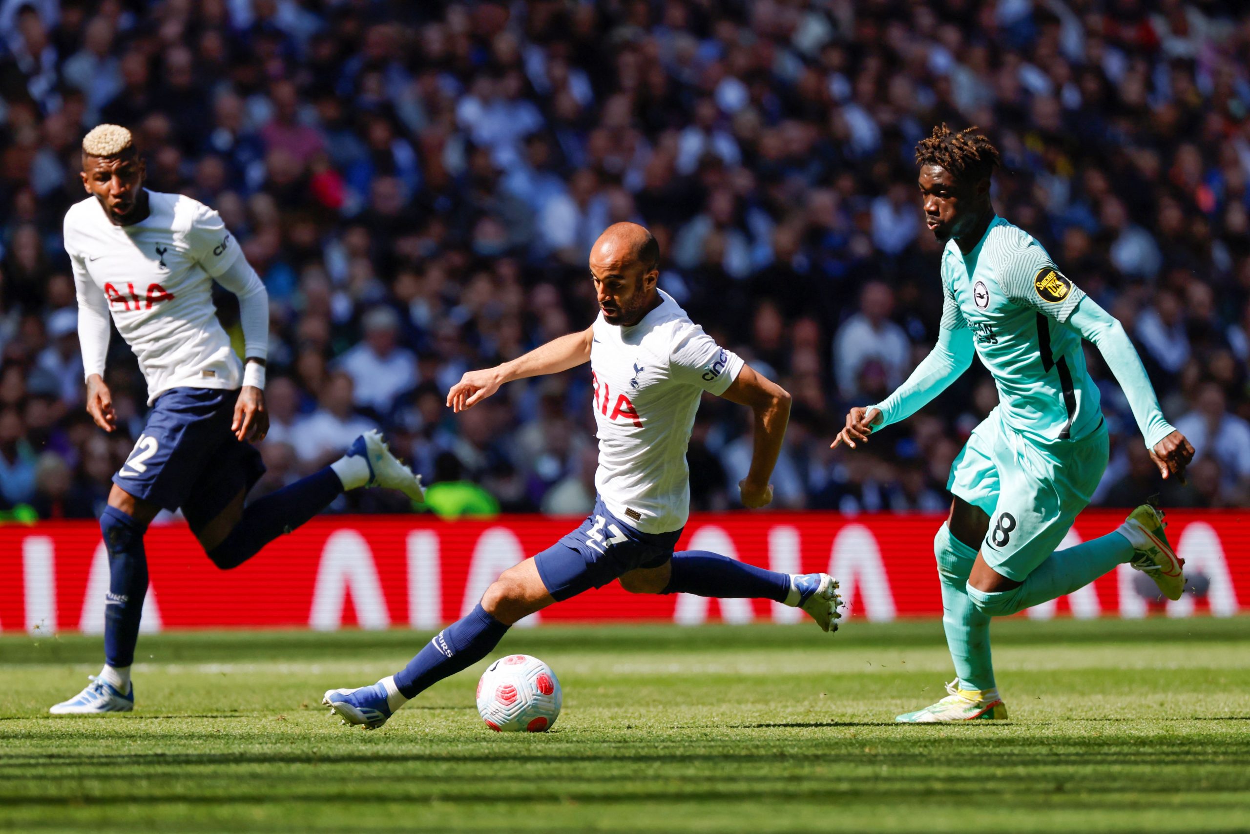 Lucas Moura wants to stay beyond this summer and fulfil his Tottenham Hotspur contract.