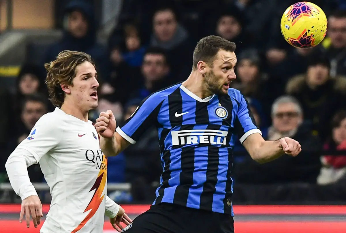 Stefan de Vrij (R) goes for a header under pressure from AS Roma's Italian midfielder, Nicolo Zaniolo.