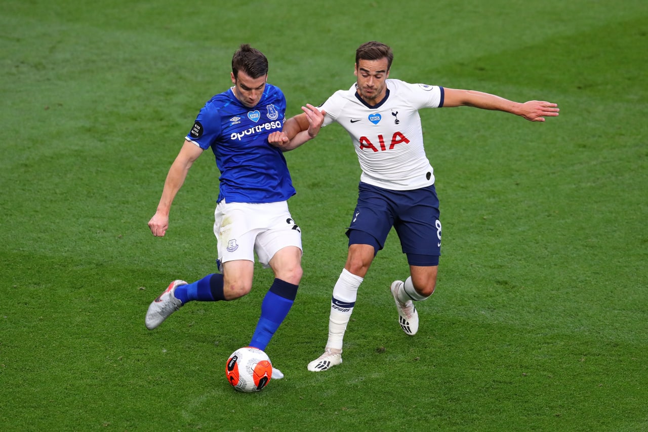 LONDON, ENGLAND - JULY 06: Seamus Coleman of Everton battles for possession with Harry Winks of Tottenham Hotspur during the Premier League match between Tottenham Hotspur and Everton FC at Tottenham Hotspur Stadium on July 06, 2020 in London, England. Football Stadiums around Europe remain empty due to the Coronavirus Pandemic as Government social distancing laws prohibit fans inside venues resulting in all fixtures being played behind closed doors. (Photo by Catherine Ivill/Getty Images)
