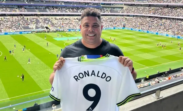 Ronaldo Nazario seen holding a Spurs shirt. (Image: Official Tottenham account on Twitter)
