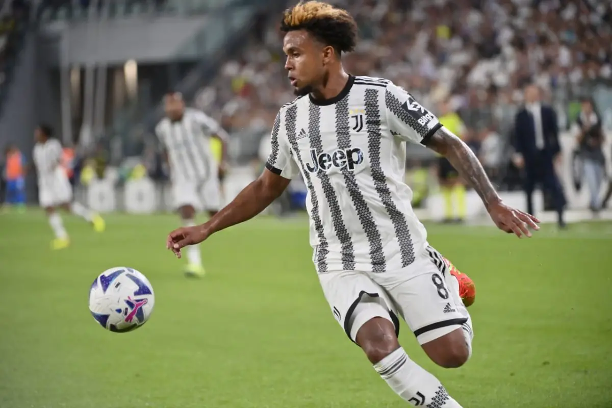 TURIN, ITALY - AUGUST 15: Weston McKennie of Juventus FC controls the ball during the Serie A match between Juventus and US Sassuolo at Allianz Stadium on August 15, 2022 in Turin, Italy. (Photo by Stefano Guidi/Getty Images)