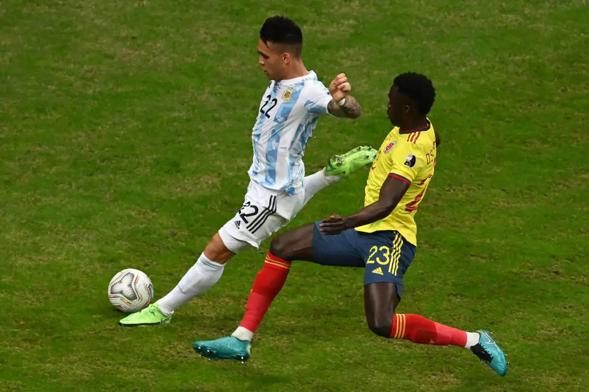 Lautaro Martínez de Argentina y Davinson Sánchez de Colombia chocan con el balón.