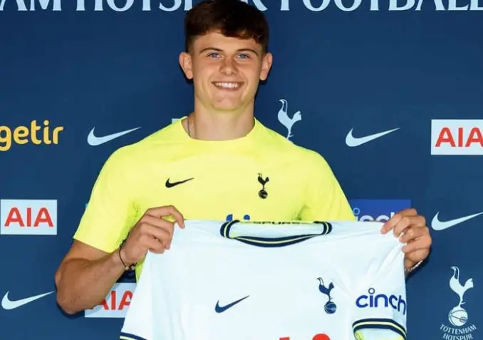 Will Lankshear signs for Spurs. (Image: @WillLankshear on Twitter) Tottenham Hotspur striker academy