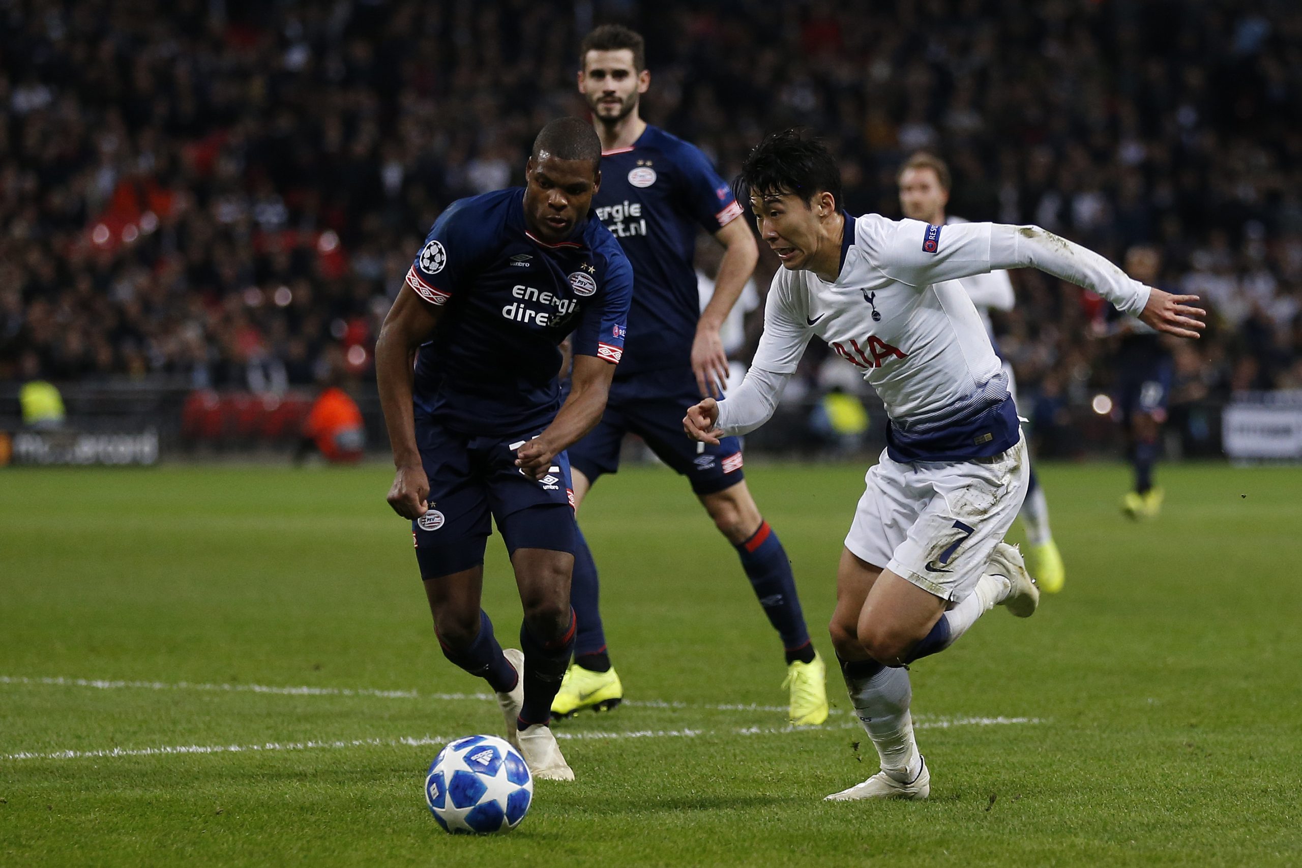 PSV Eindhoven's Dutch defender Denzel Dumfries (L) vies with Tottenham Hotspur's South Korean striker Son Heung-Min during the UEFA Champions League group B football match between Tottenham Hotspur and PSV Eindhoven at Wembley Stadium in London, on November 6, 2018. (Photo by Ian KINGTON / IKIMAGES / AFP) (Photo credit should read IAN KINGTON/AFP via Getty Images)