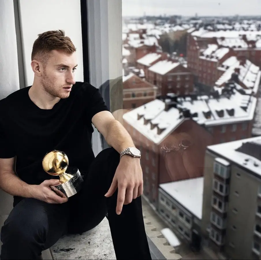Dejan Kulusevski poses with the Sweden Player of the Year award. (Image: dejan.k10 on Instagram)
