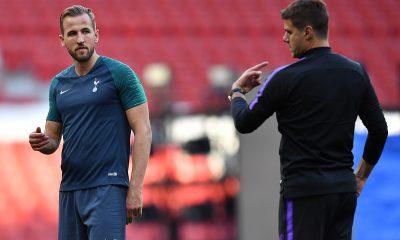 Mauricio Pochettino speaks to Tottenham Hotspur's Harry Kane during a training session in May 2019.
