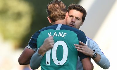 Mauricio Pochettino (R) embraces Tottenham Hotspur's English striker Harry Kane