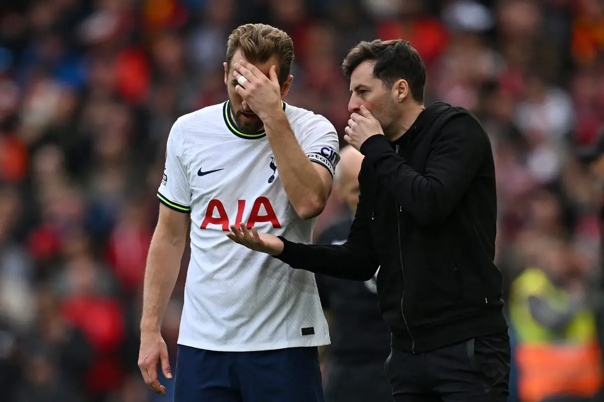 Tottenham Hotspur's interim head coach Ryan Mason speaks with Harry Kane.