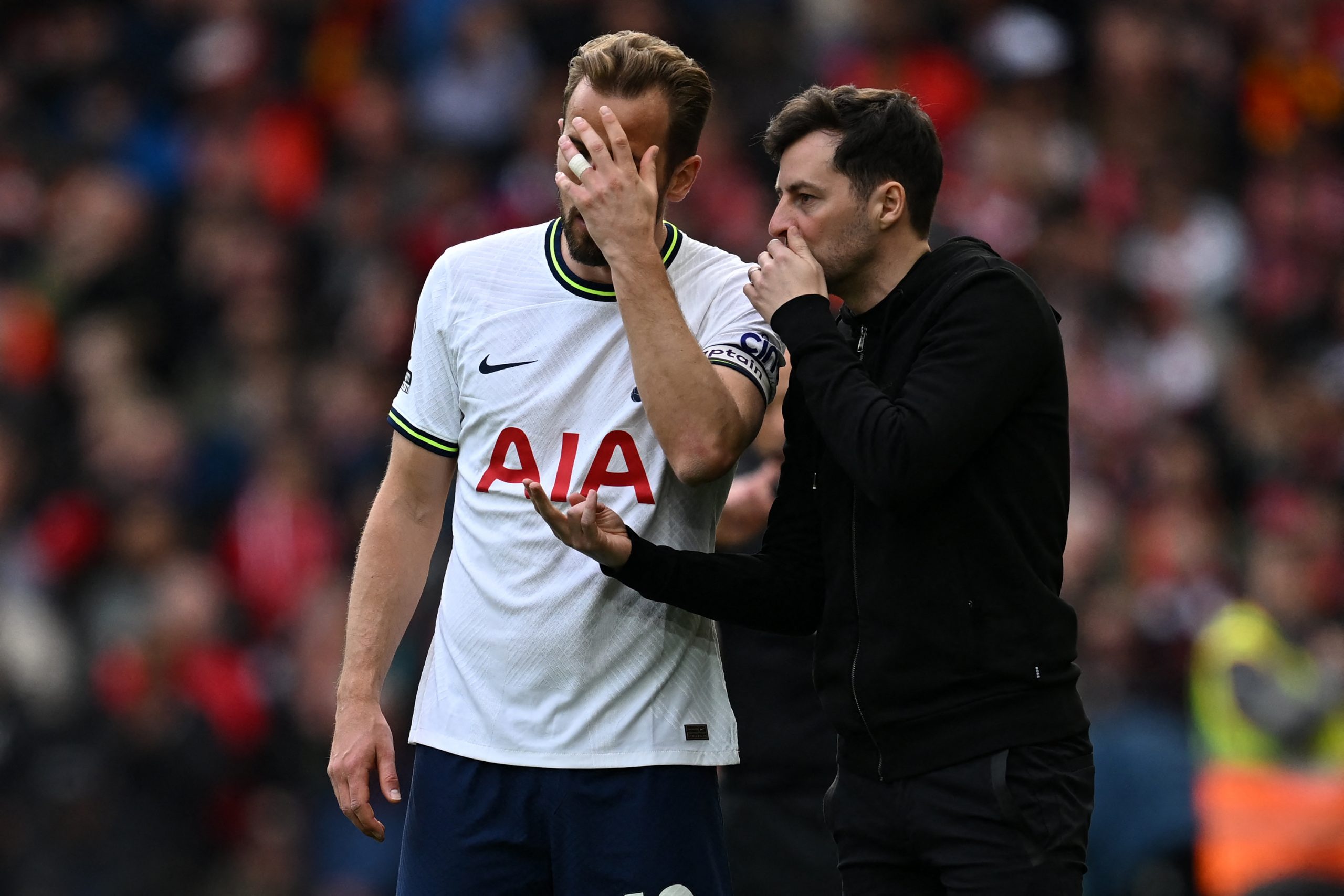 Tottenham Hotspur's Interim head coach Ryan Mason speaks with Harry Kane.
