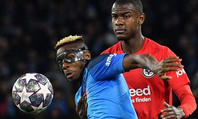 Napoli's Nigerian forward Victor Osimhen (L) and Frankfurt's French defender Evan N'Dicka go for the ball.