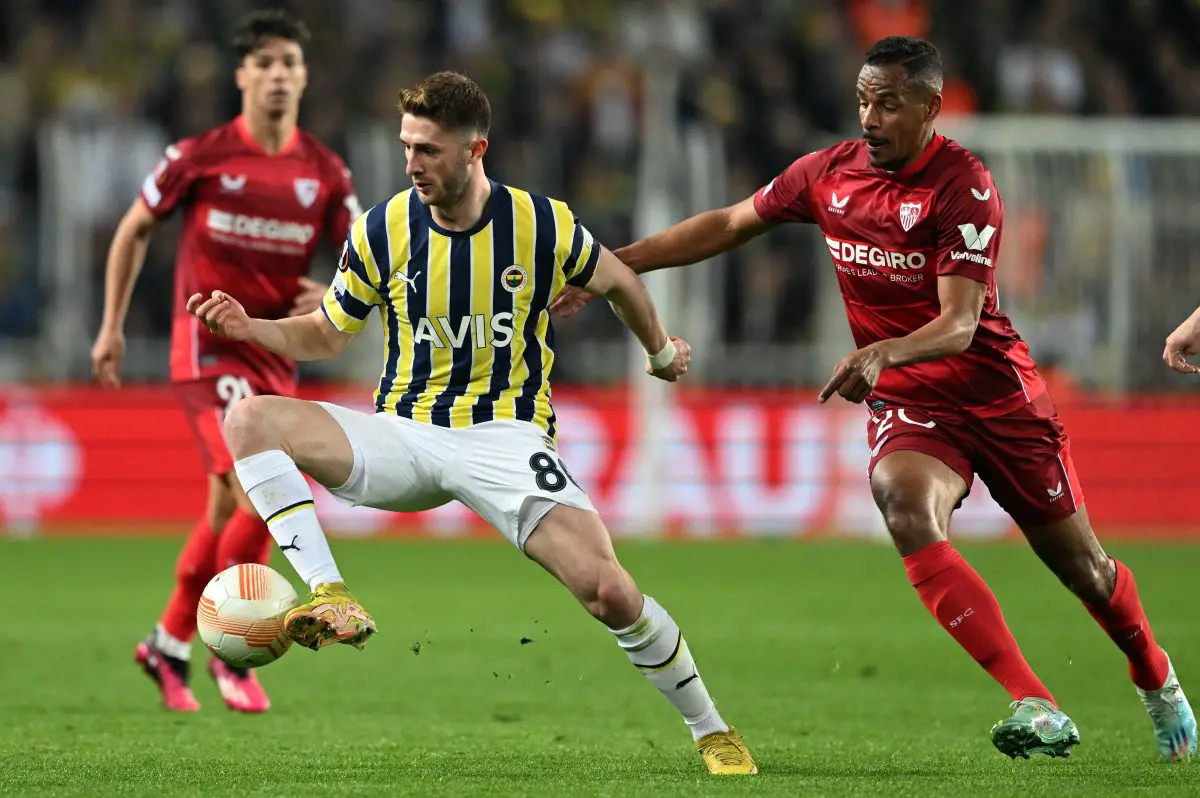 Fenerbahce's Turkish midfielder Ismail Yuksek (L) fights for the ball with Sevilla's Brazillian midfielder Fernando Francisco Reges. (Photo by OZAN KOSE/AFP via Getty Images)
