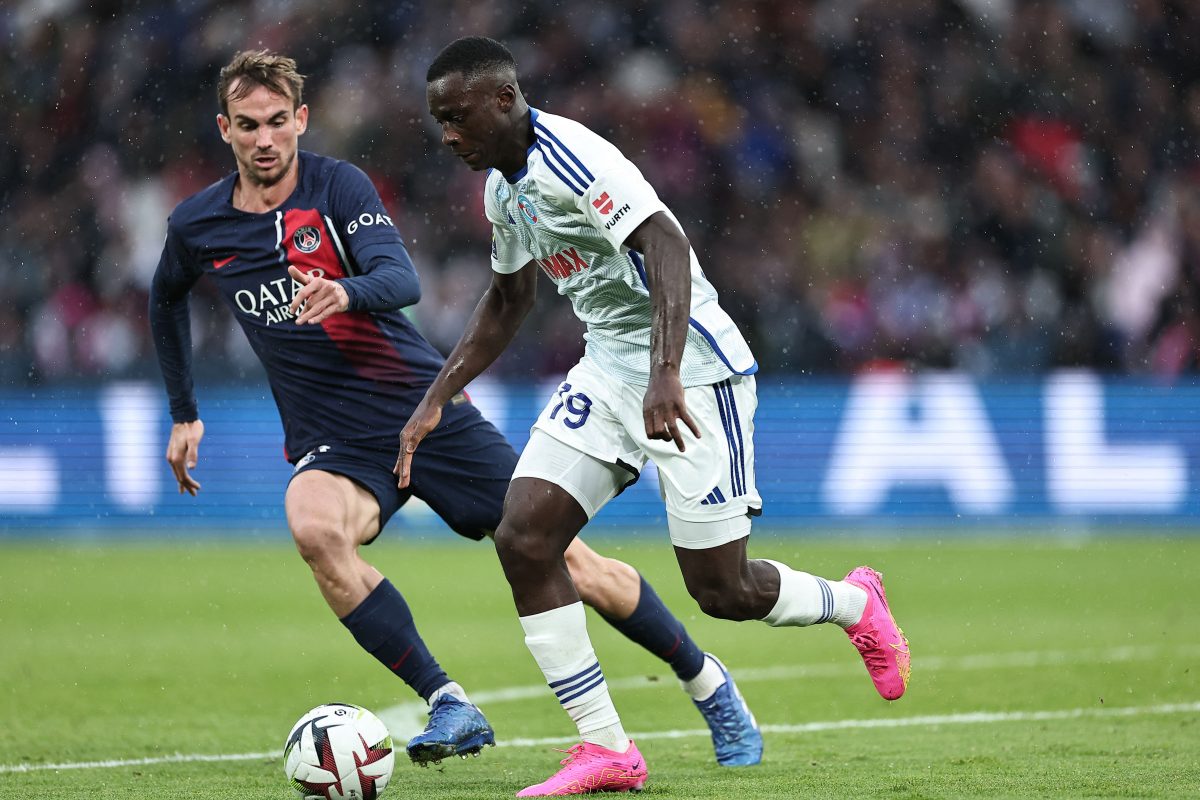 Paris Saint-Germain's Spanish midfielder Fabian Ruiz (L) fights for the ball with Strasbourg's Malian midfielder Mouhamadou Diarra. 