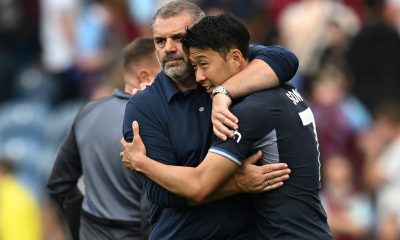 Tottenham Hotspur's Greek-Australian Head Coach Ange Postecoglou (L) embraces Son Heung-min. (Photo by PAUL ELLIS/AFP via Getty Images)