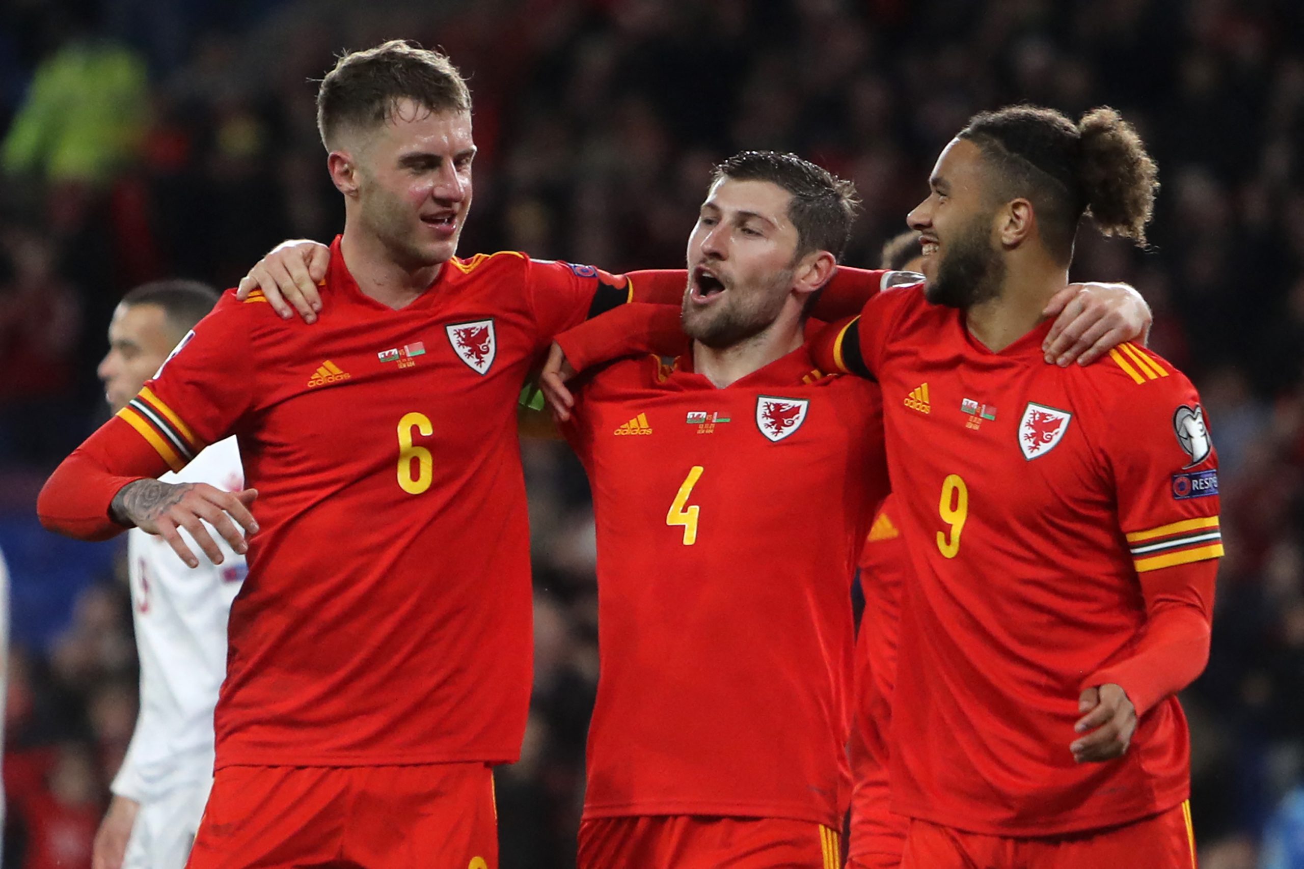 Wales' defender Ben Davies (C) celebrates with Joe Rodon and Tyler Roberts. (Photo by GEOFF CADDICK/AFP via Getty Images)