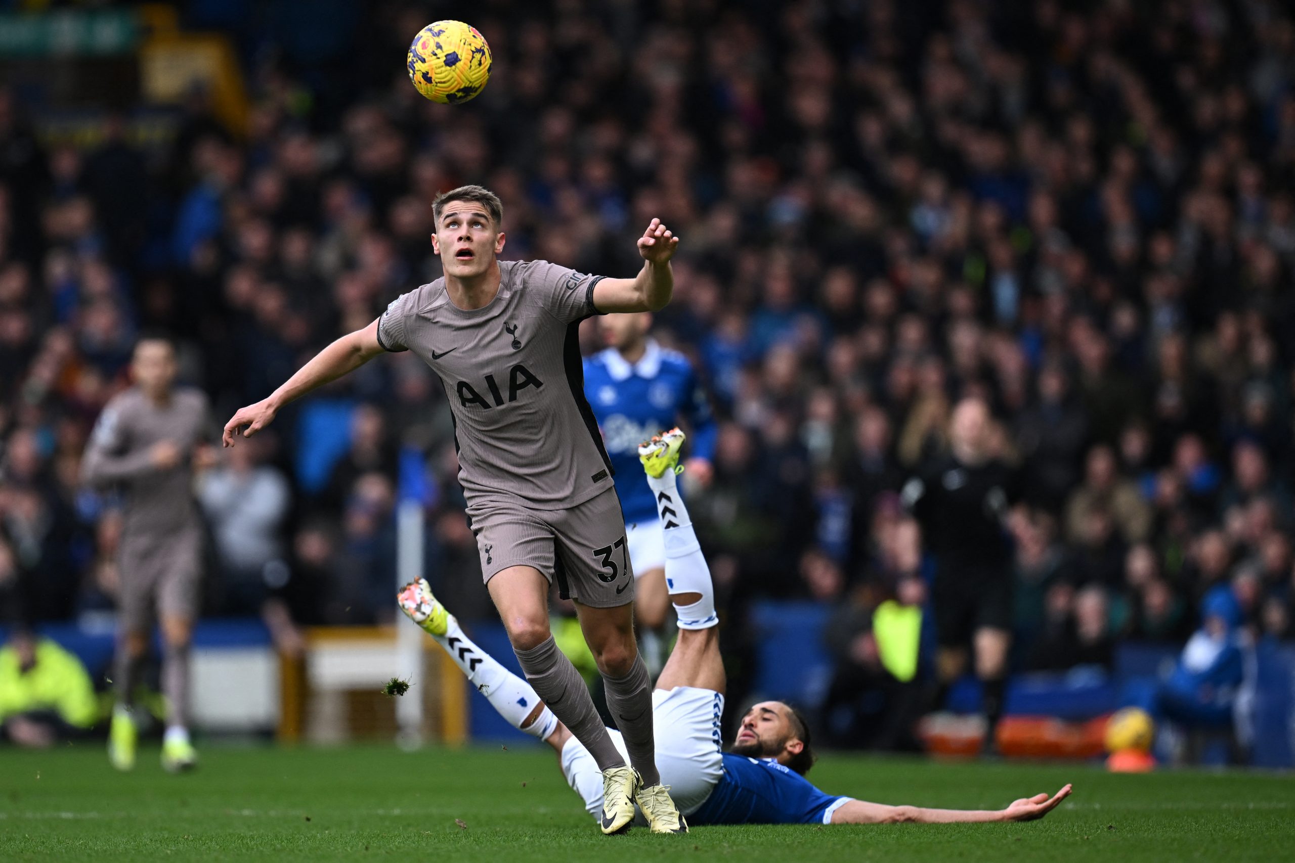 “He is going to make many more”- Ange Postecoglou backs Micky van de Ven after error in Tottenham vs Newcastle clash