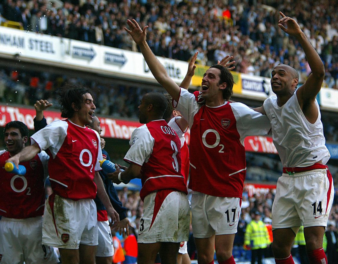 Antonio Reyes, Robert Pires ,Ashley Cole, Edu and Thierry Henry celebrates winning the 2003/2004 Football Premier League after drawing 2-2 with Tottenham in their Premier League clash at White Hart Lane. (ODD ANDERSEN/AFP via Getty Images)