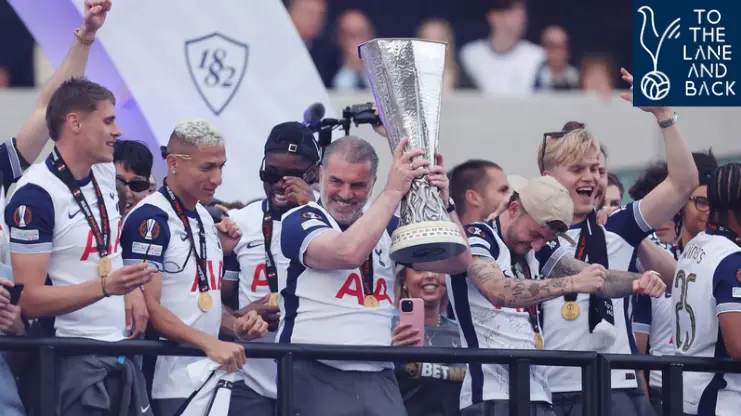 Ange Postecoglou and the Tottenham players celebrating the UEL success at the trophy parade.